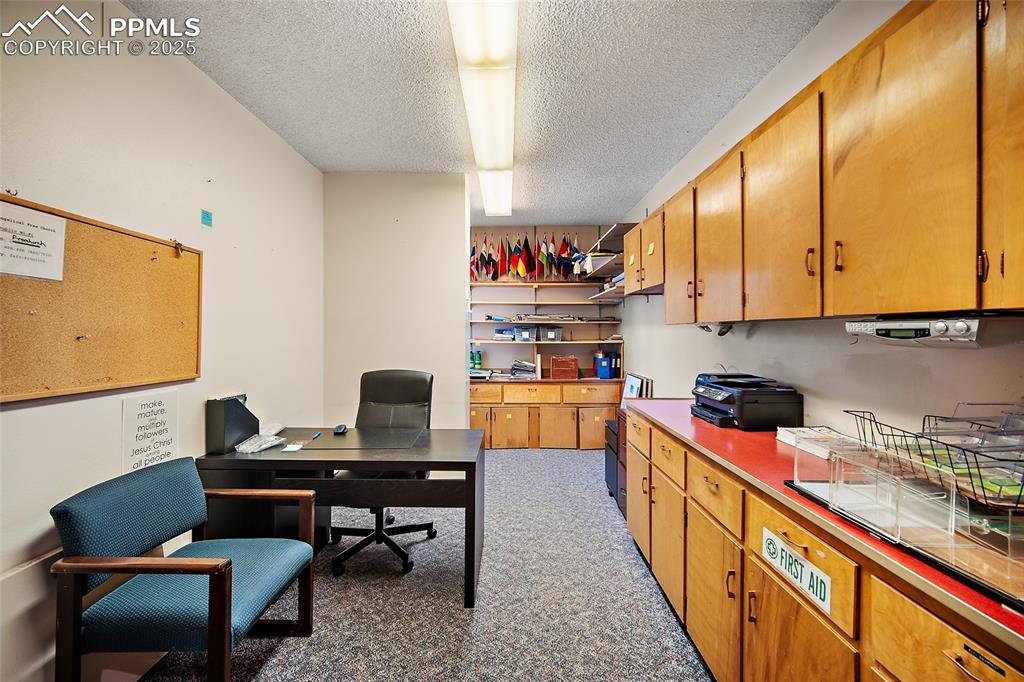 Image 37 of 49: Office
