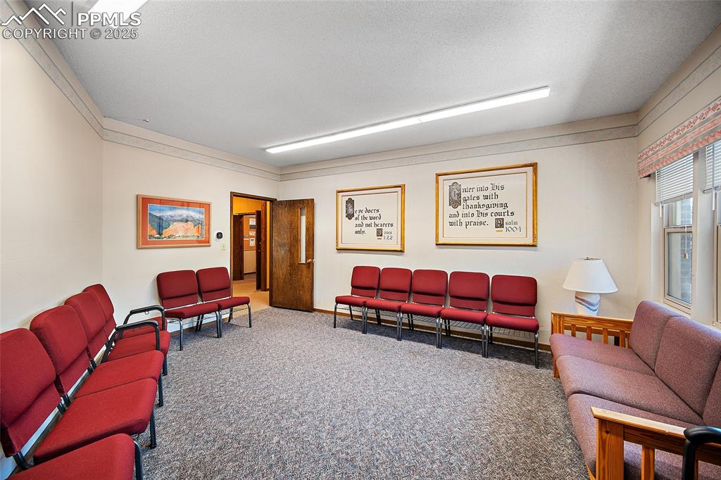 Image 38 of 49: Meeting room
