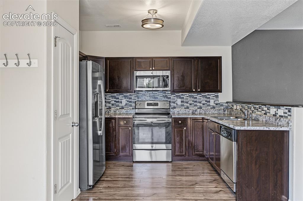 Image 19 of 44: Kitchen