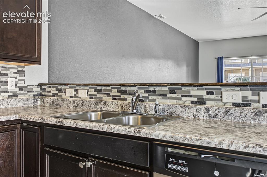 Image 22 of 44: Kitchen