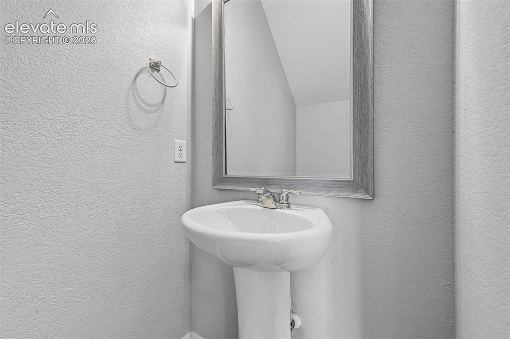 Image 23 of 44: Bathroom