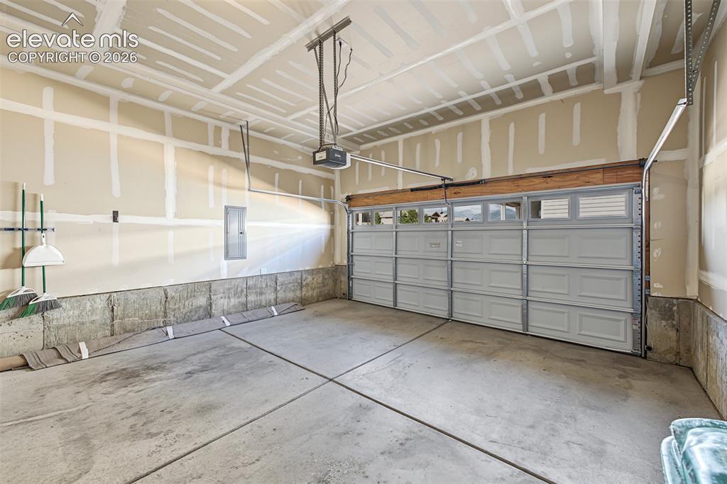 Image 42 of 44: Garage