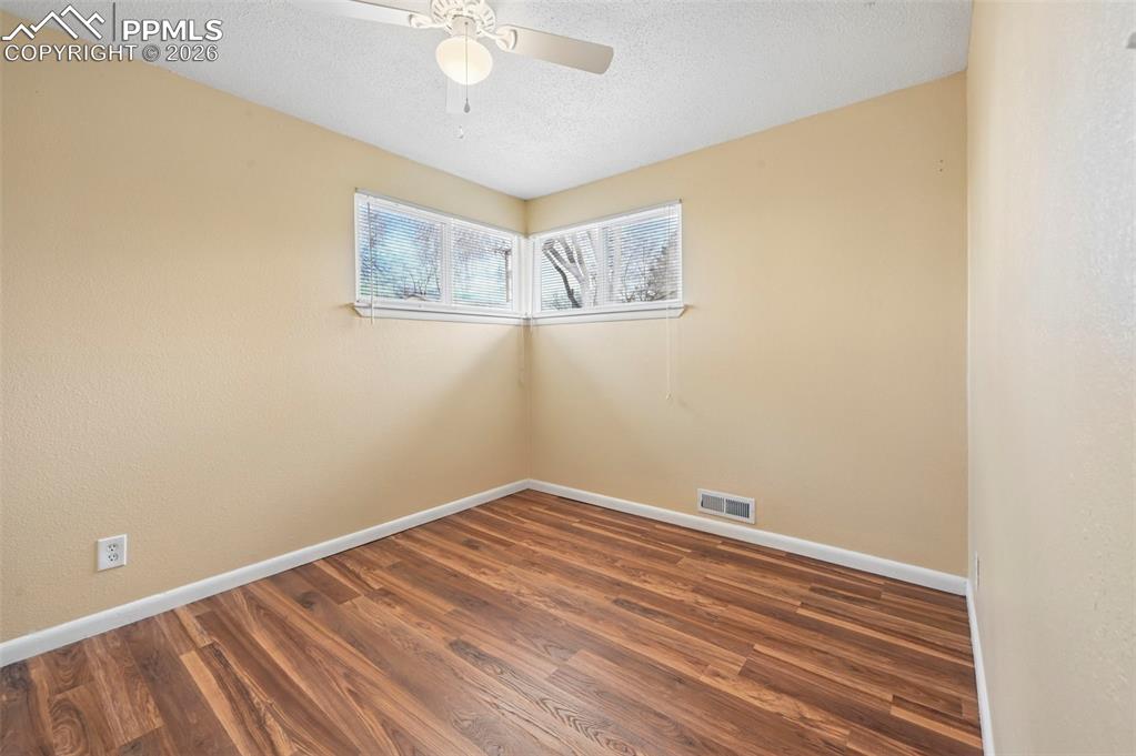 Image 15 of 26: Bedroom