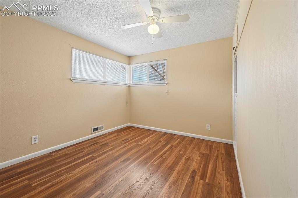 Image 16 of 26: Bedroom