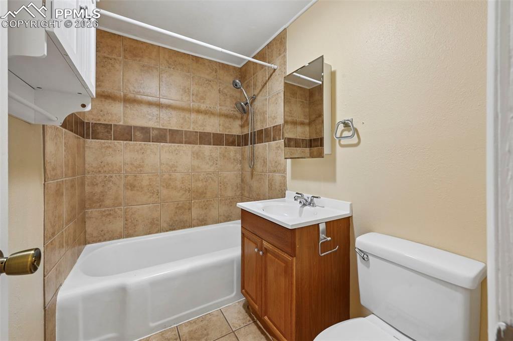 Image 17 of 26: Bathroom