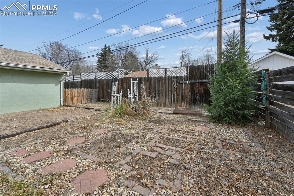 Image 18 of 26: Yard