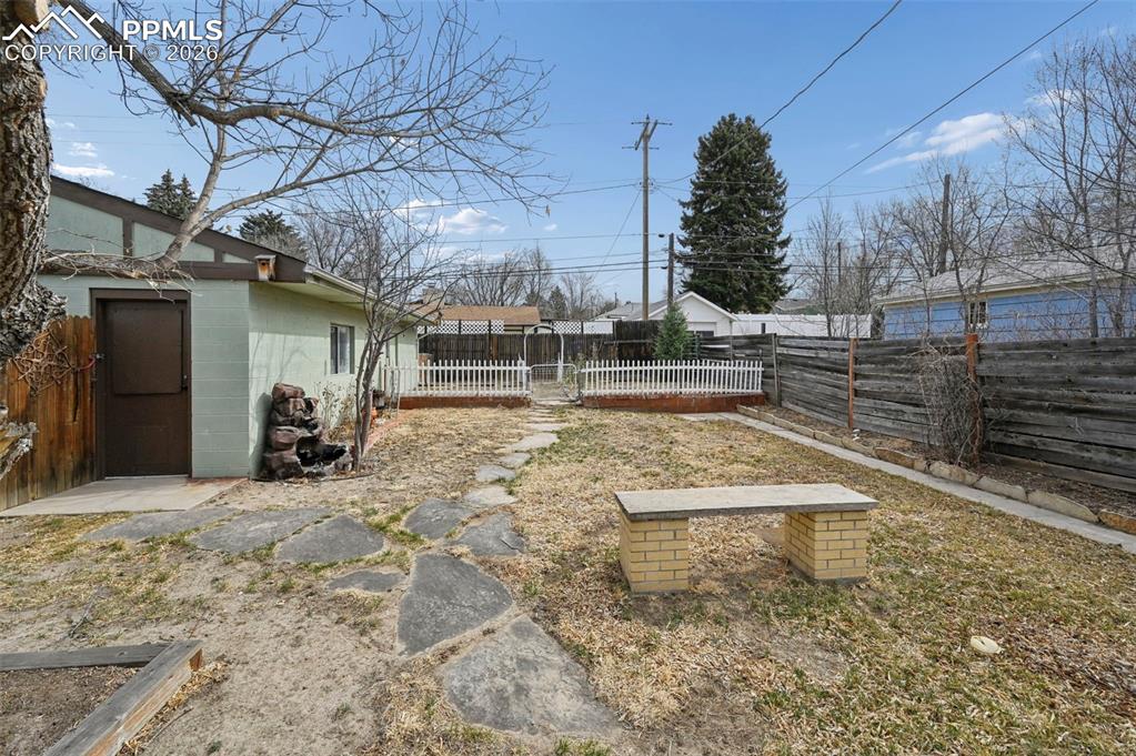 Image 19 of 26: Yard