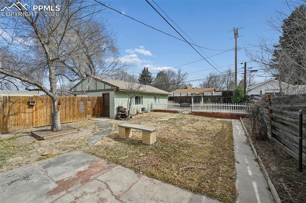 Image 20 of 26: Yard