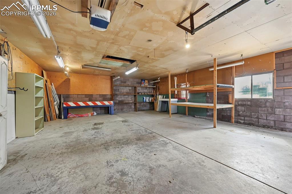 Image 24 of 26: Garage