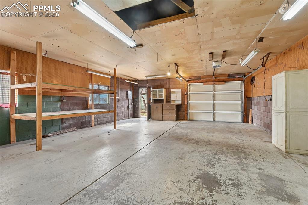 Image 25 of 26: Garage