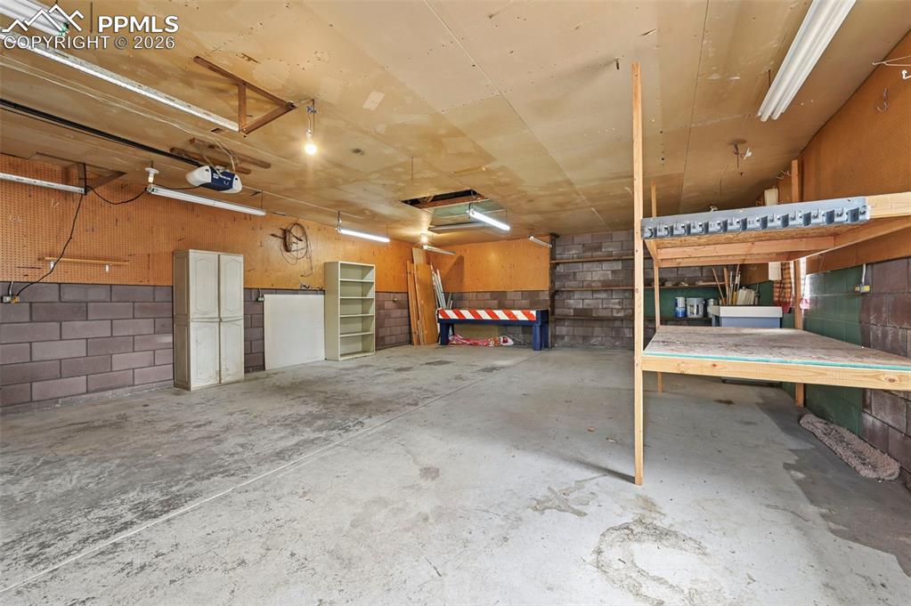 Image 26 of 26: Garage