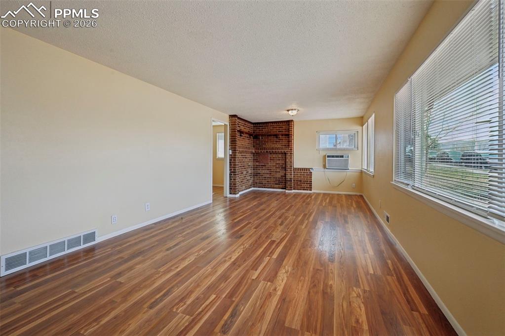 Image 4 of 26: Living Room