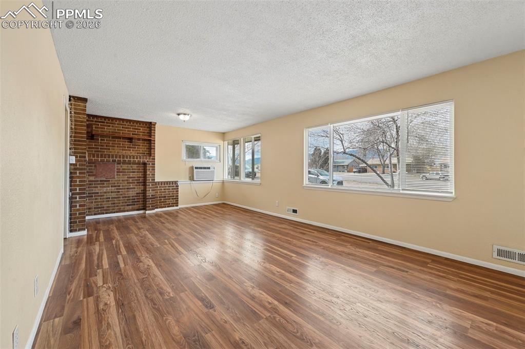 Image 5 of 26: Living Room