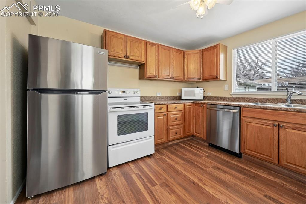 Image 8 of 26: Kitchen