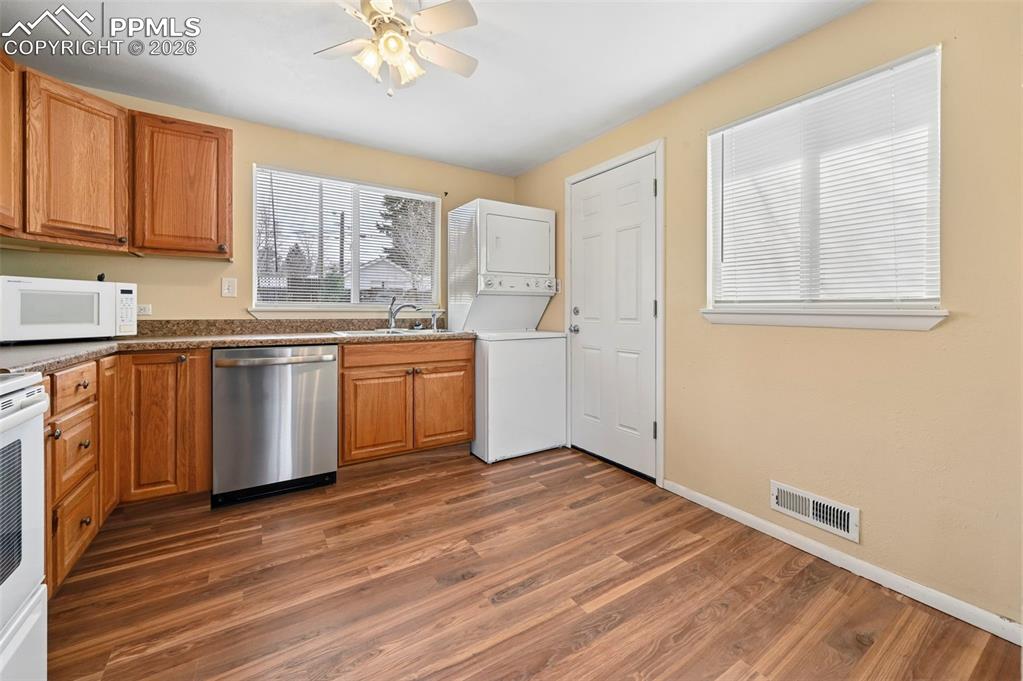 Image 9 of 26: Kitchen