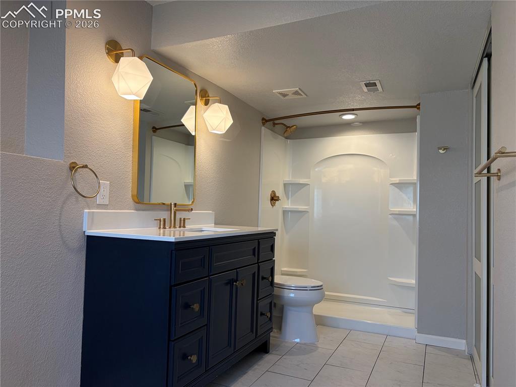 Image 24 of 29: Bathroom