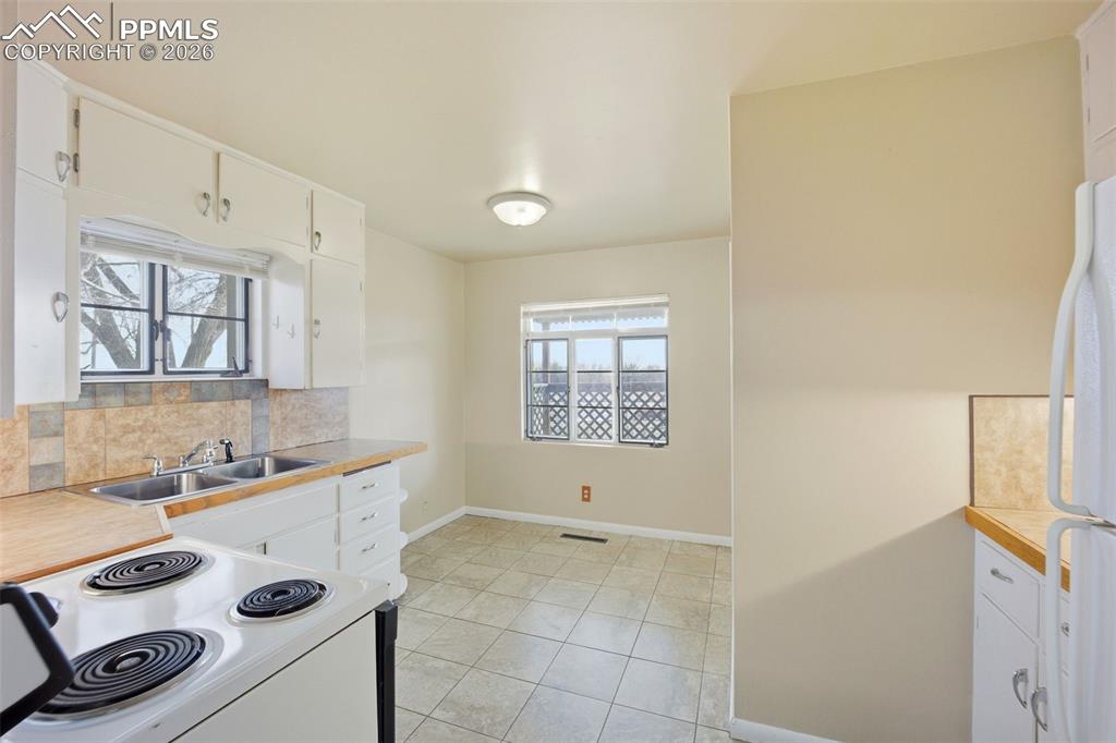 Image 11 of 25: Kitchen