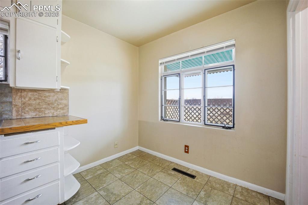 Image 12 of 25: Dining Area