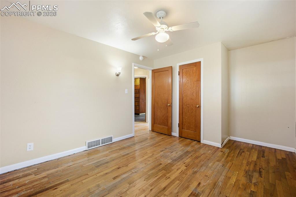 Image 14 of 25: Bedroom