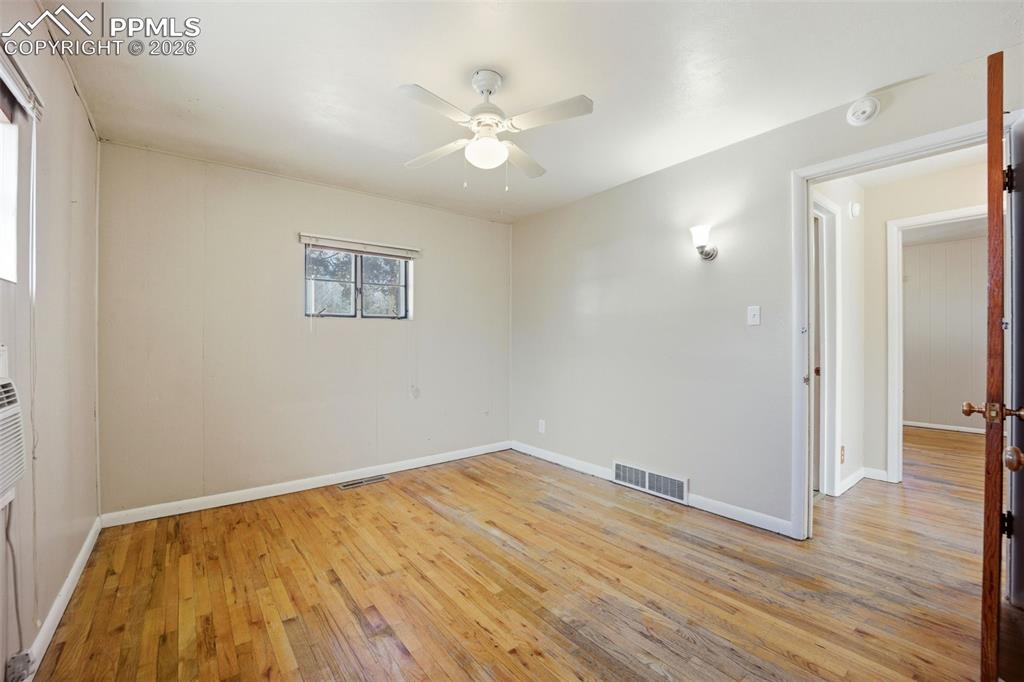 Image 15 of 25: Bedroom