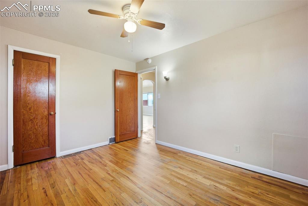 Image 18 of 25: Bedroom