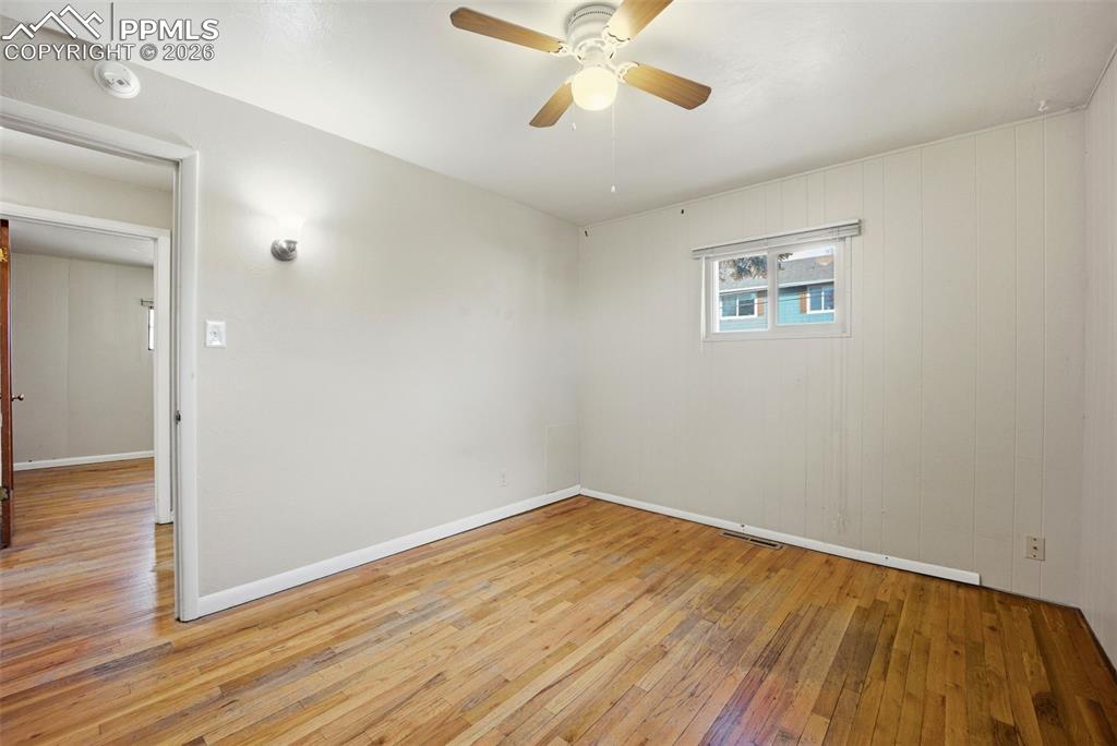 Image 19 of 25: Bedroom