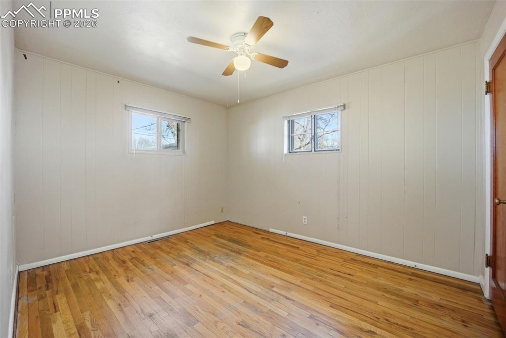 Image 20 of 25: Bedroom