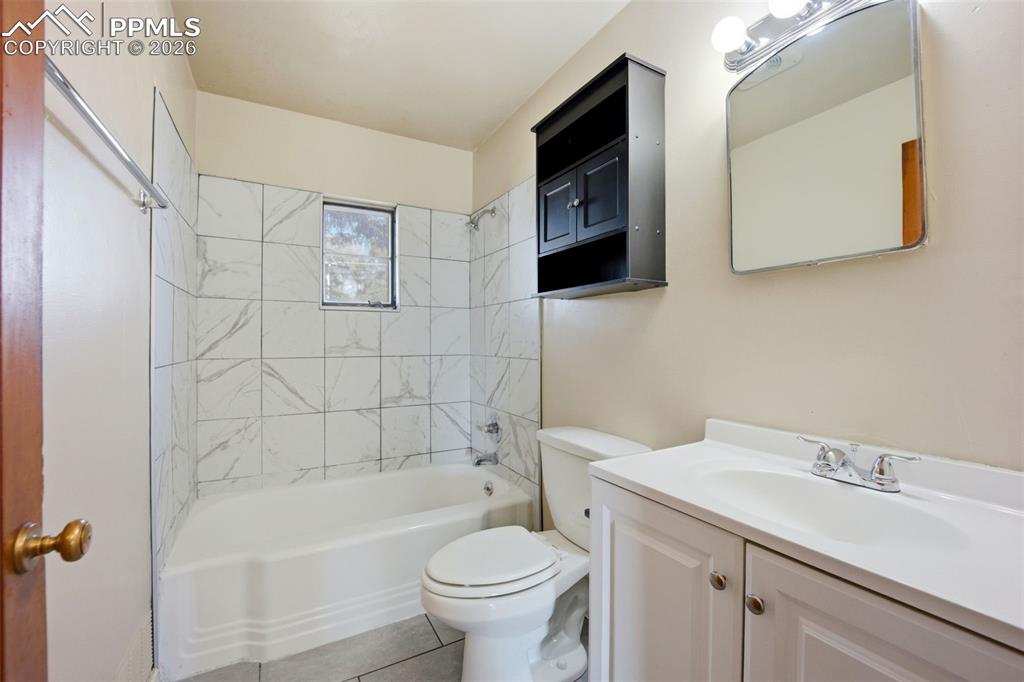 Image 22 of 25: Bathroom