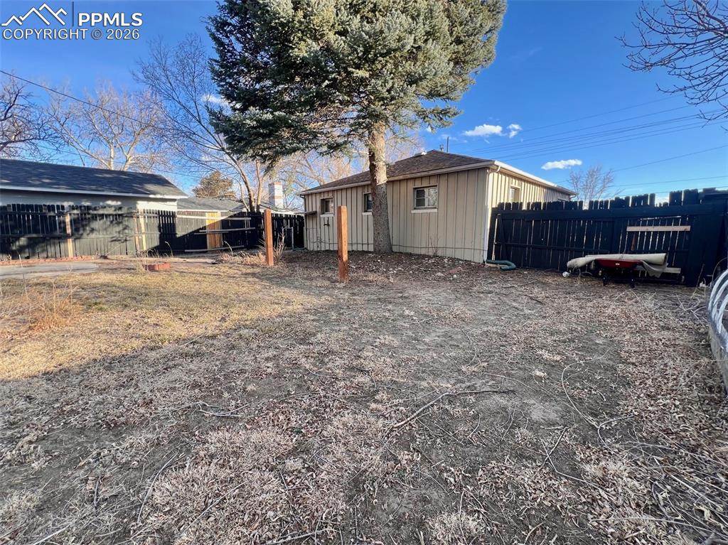 Image 25 of 25: Yard