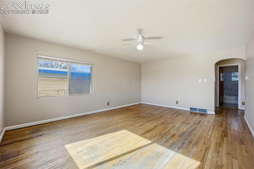 Image 4 of 25: Living Room