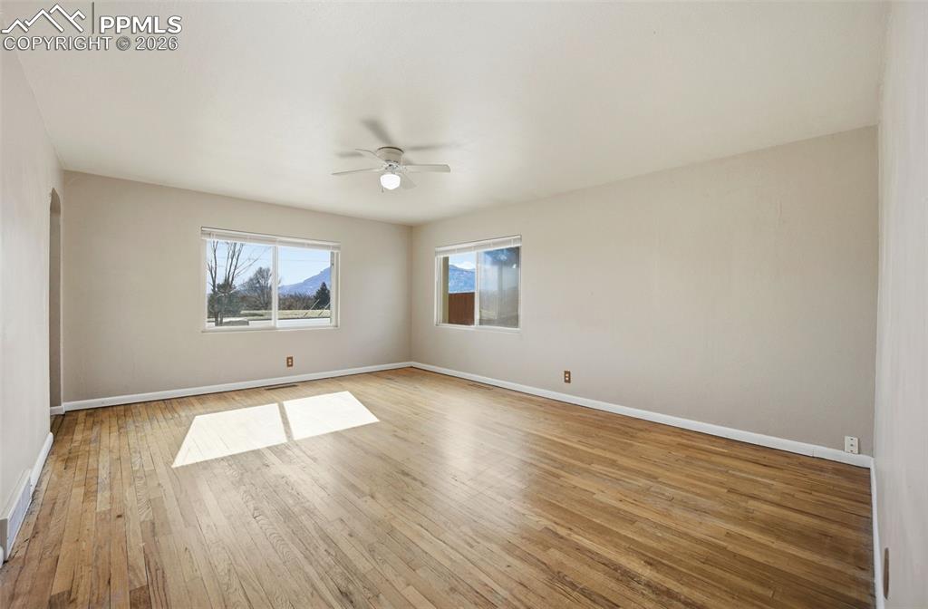 Image 5 of 25: Living Room