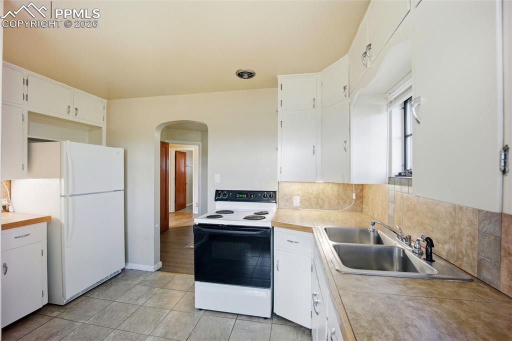 Image 6 of 25: Kitchen