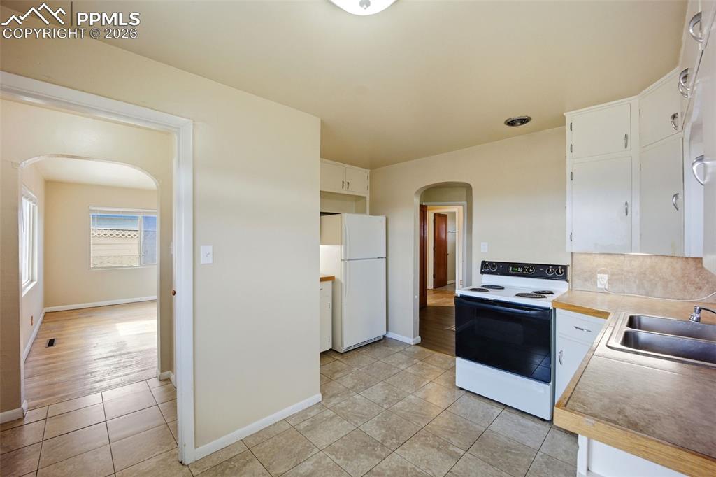 Image 7 of 25: Kitchen