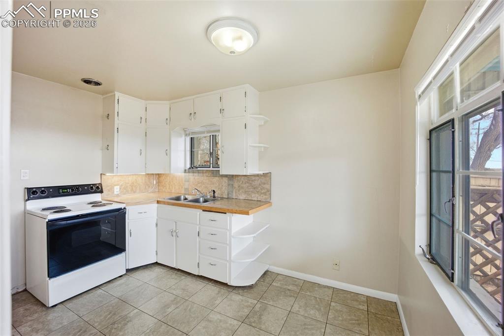 Image 8 of 25: Kitchen