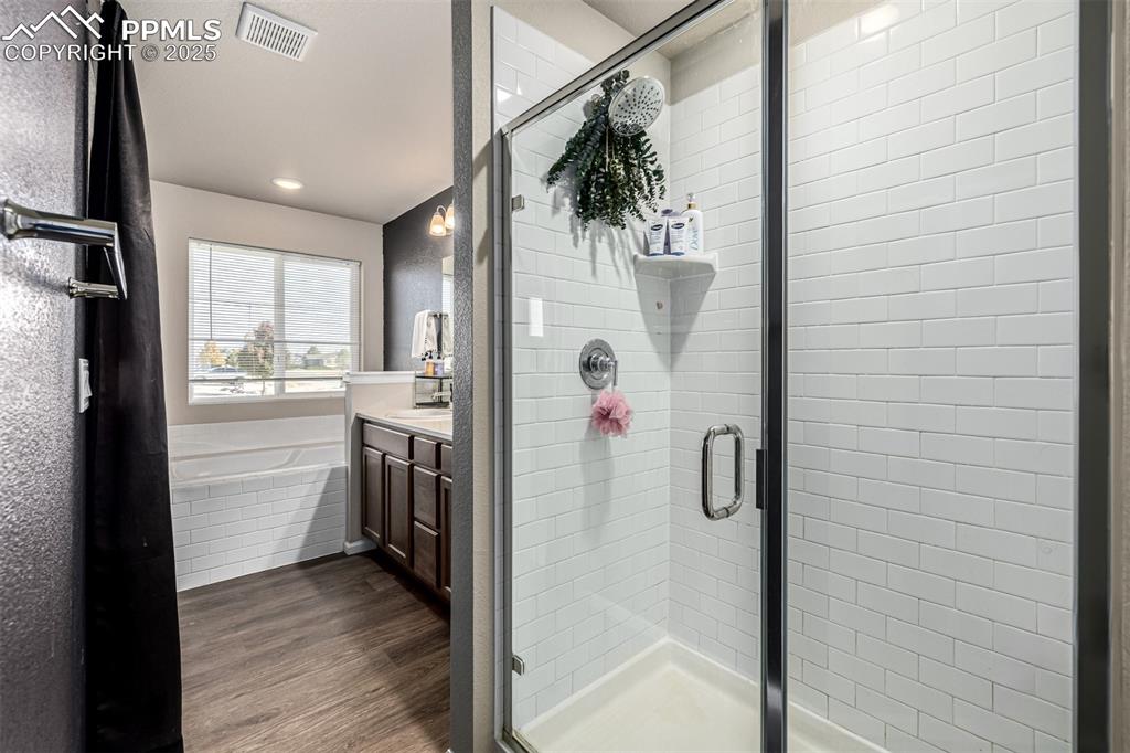 Image 17 of 37: Bathroom