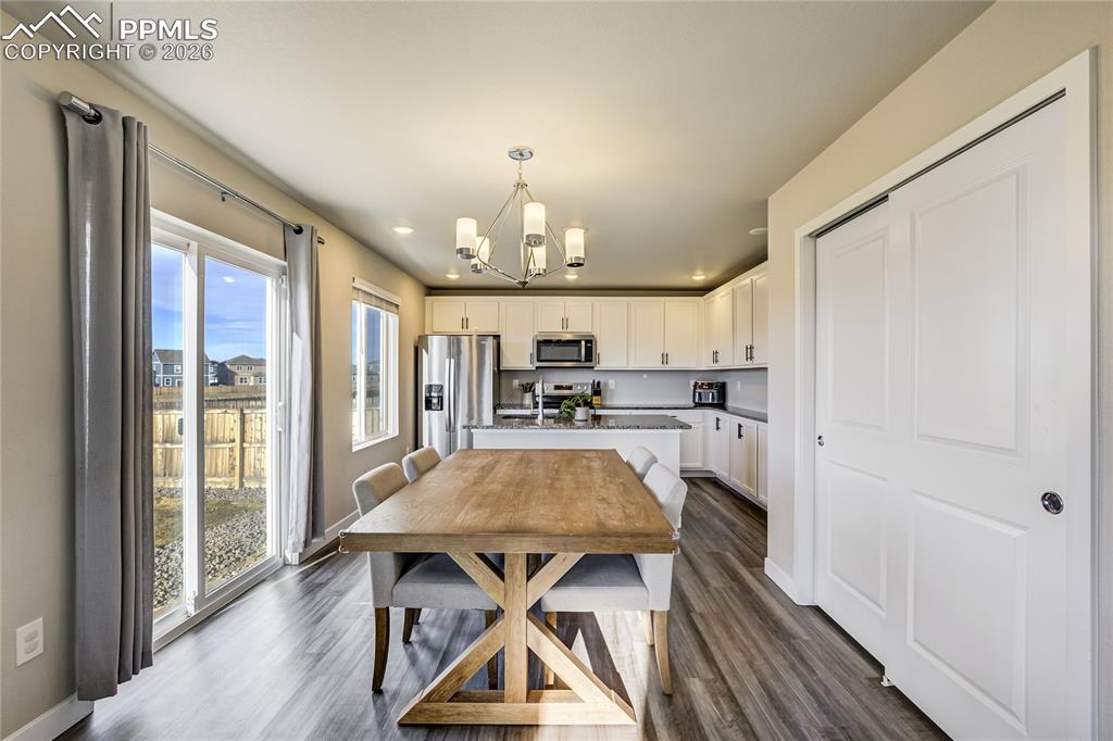 Image 10 of 45: Dining Area