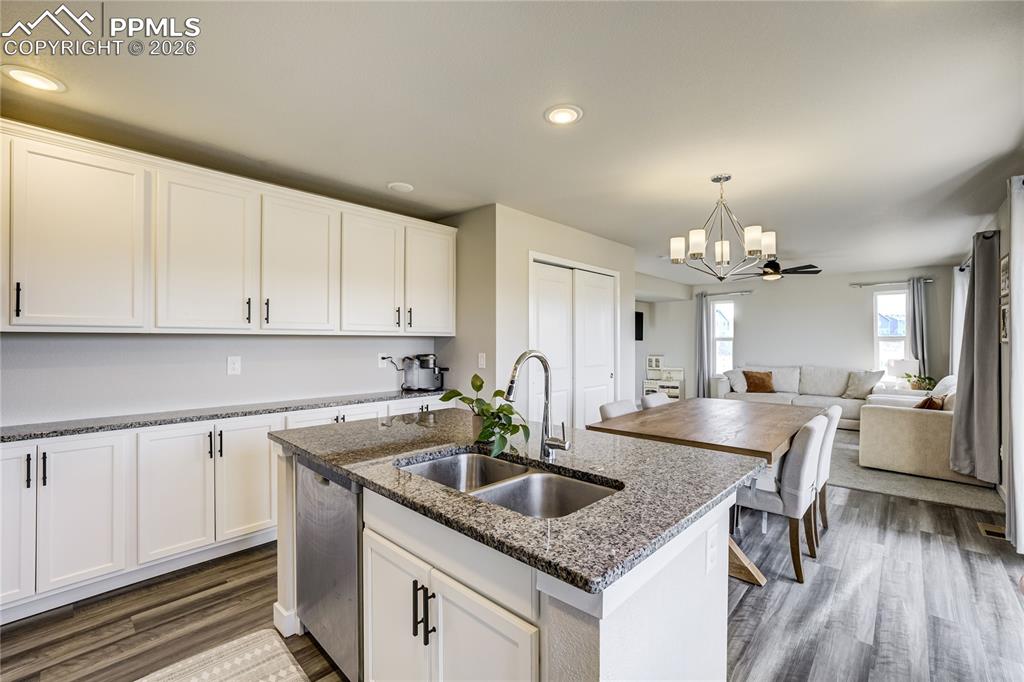 Image 14 of 45: Kitchen