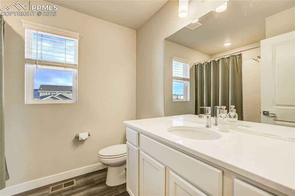 Image 30 of 45: Bathroom