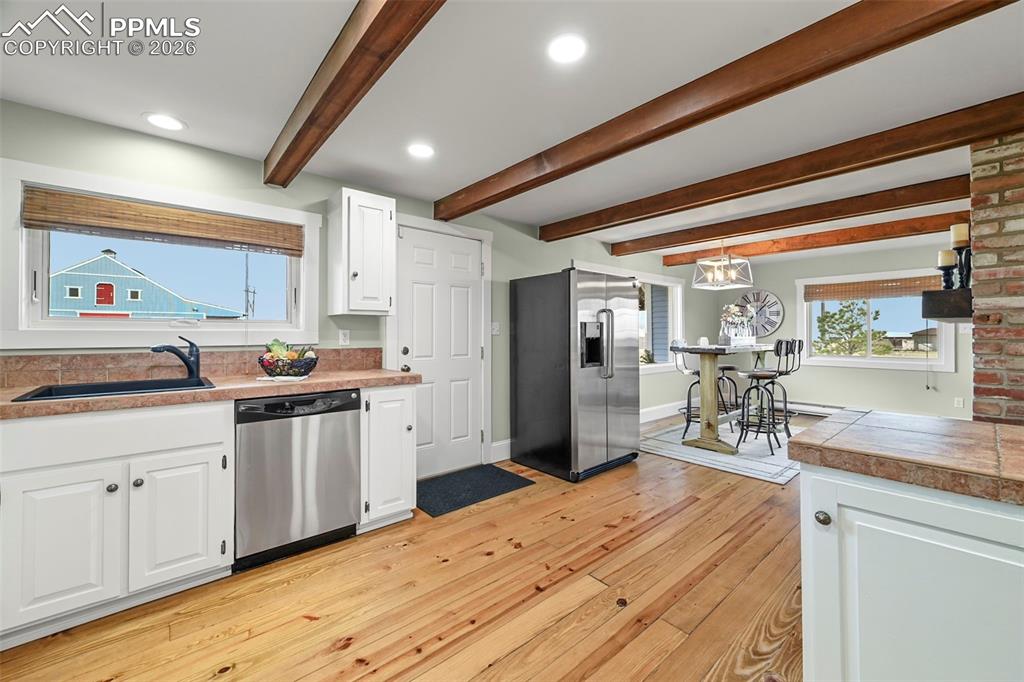 Image 10 of 50: Kitchen