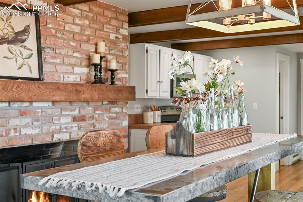 Image 14 of 50: Dining Area