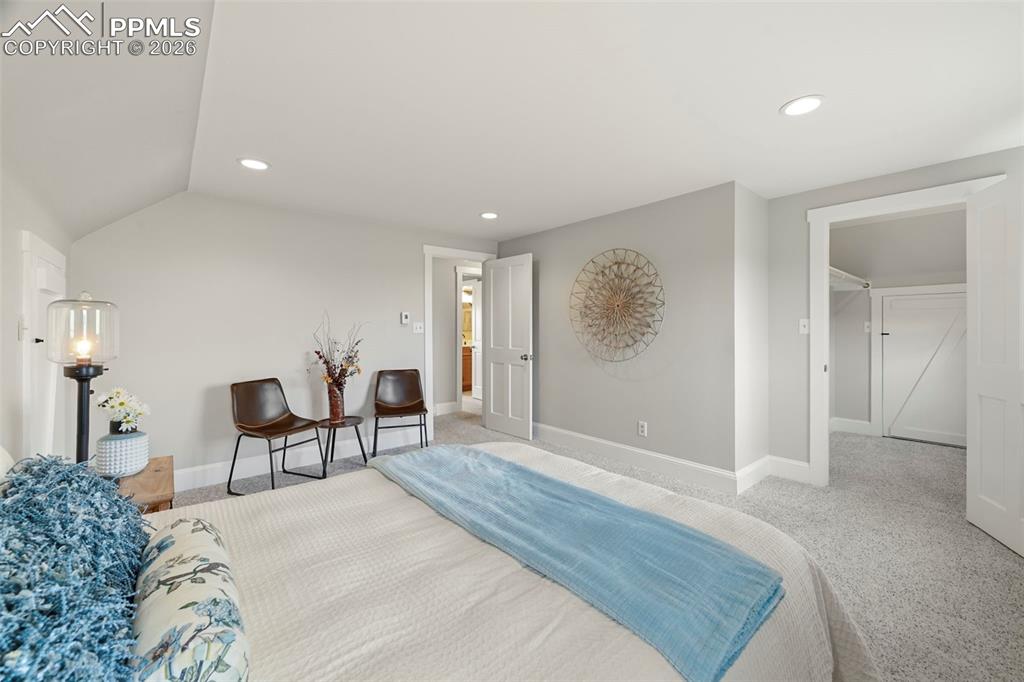 Image 22 of 50: Second bed with walk-in closet