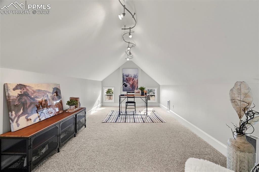 Image 26 of 50: Office