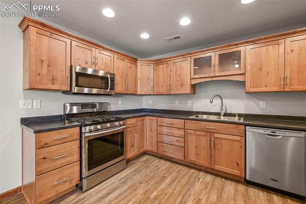 Image 32 of 50: Kitchen