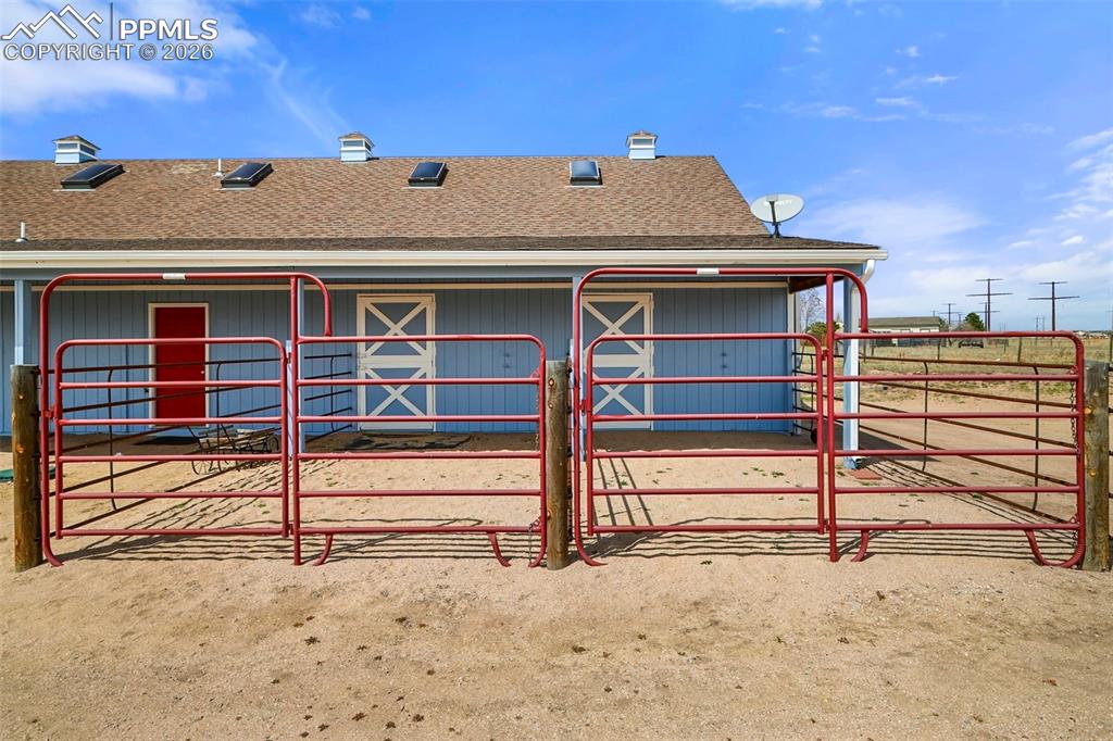 Image 40 of 50: Barn horse stall exteriors