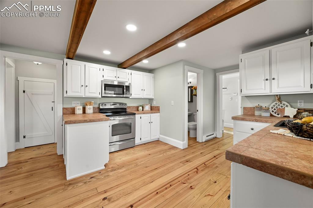 Image 9 of 50: Kitchen