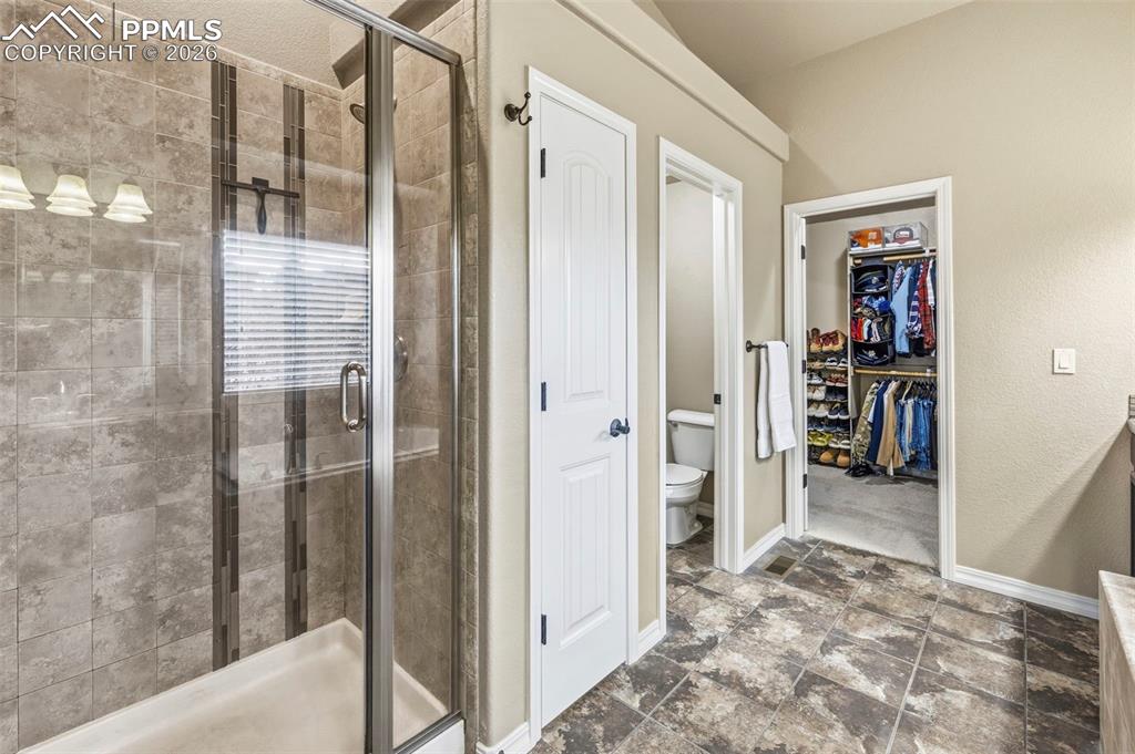 Image 17 of 41: Bathroom