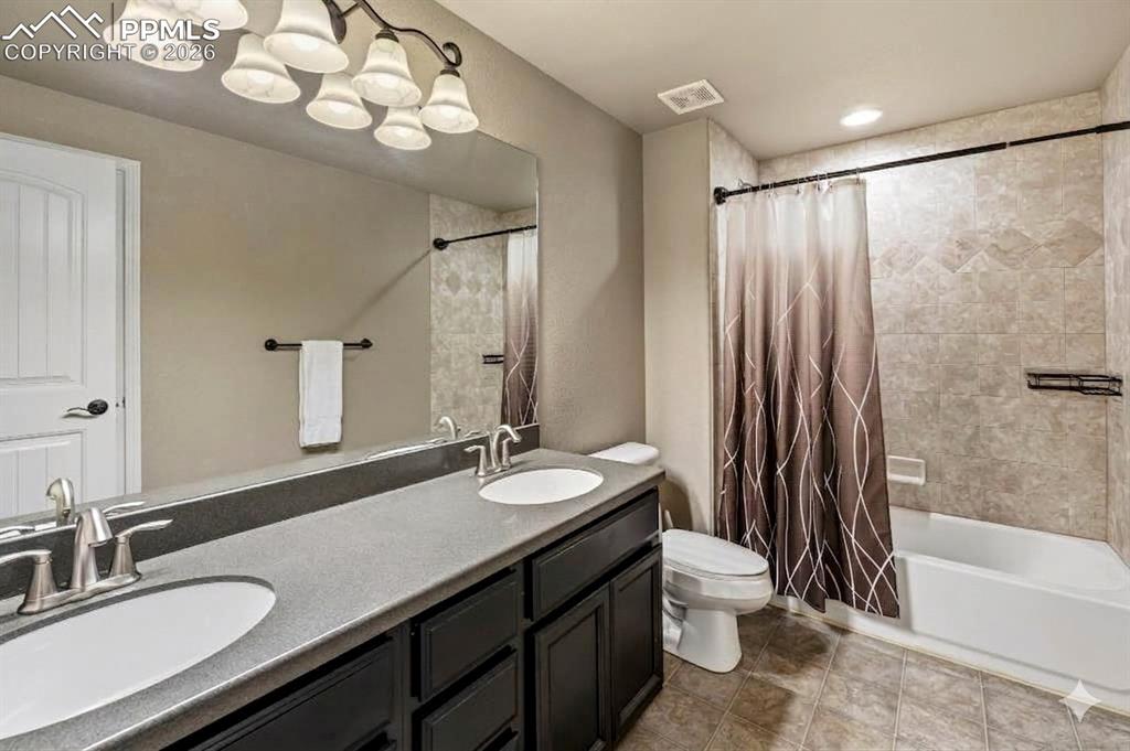 Image 20 of 41: Bathroom