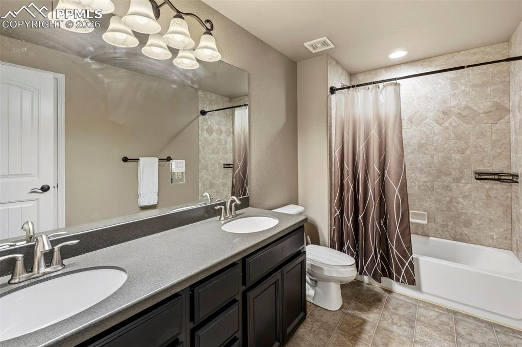 Image 27 of 41: Bathroom