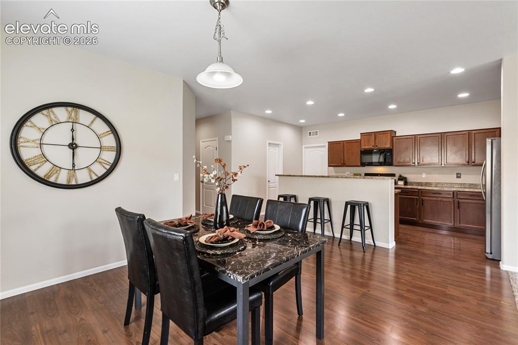 Image 17 of 46: Dining Area