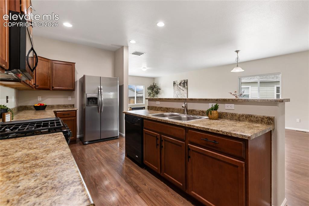 Image 19 of 46: Kitchen